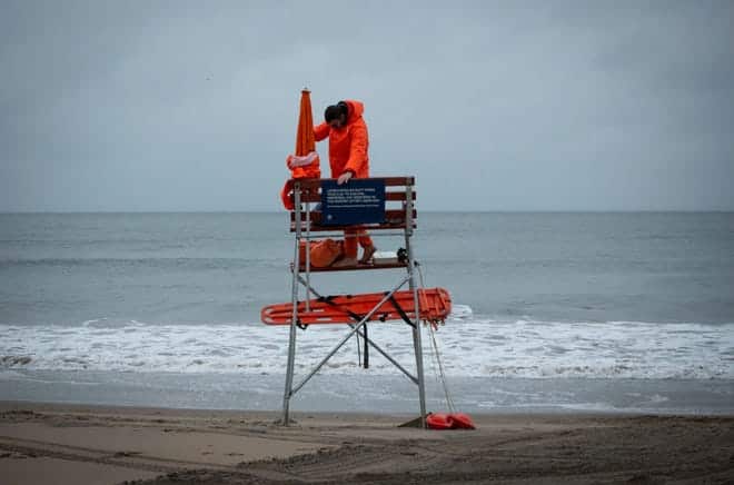 Un salvavidas prepara su equipo cuando llueve el fin de semana del Día de los Caídos en Coney Island, Nueva York, el 30 de mayo de 2021.