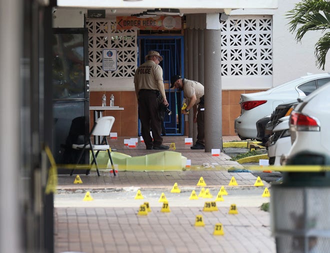 Insignia de la policía de Miami-Dade que arrojó cartuchos en un tiroteo masivo frente a un salón de banquetes el 30 de mayo en Hialeah, Florida.  Dos personas murieron y más de 20 resultaron heridas.