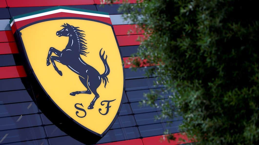 Ferrari luce sus cosas en la pasarela en la pasarela