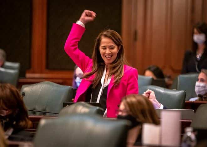 La Representante del Estado de Illinois, Jennifer Gong-Gershowitz, D-Glenview, celebra la aprobación del Proyecto de Ley 367 de la Cámara de Representantes en la Cámara de Representantes de Illinois en Springfield, Illinois, el 31 de mayo de 2021.
