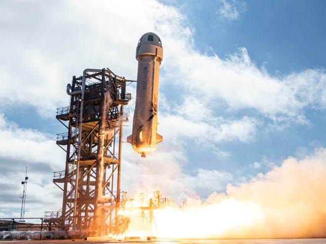 Un misil y una cápsula Blue Origin New Shepard desde el sitio de lanzamiento de la compañía en el oeste de Texas el 11 de diciembre de 2019.
