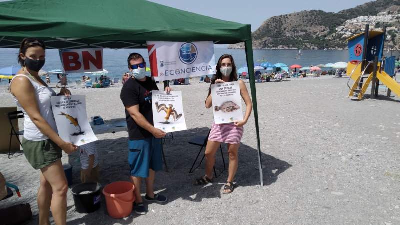 Campaign against cigarette butts on Puerta del Mar beach in Almuñécar continues