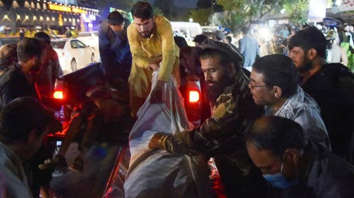 FirstFT Decenas de muertos en atentados con bomba en Kabul