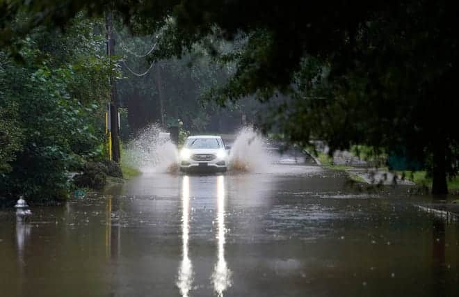 Un automóvil intenta atravesar las aguas de la inundación cerca de Peachtree Creek, cerca de Atlanta, mientras la tormenta tropical Fred atraviesa el norte y el centro de Georgia el 17 de agosto.