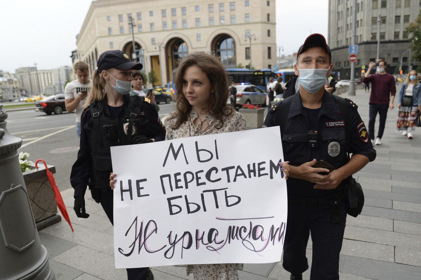 La policia rusa arresta a periodistas que protestan contra la