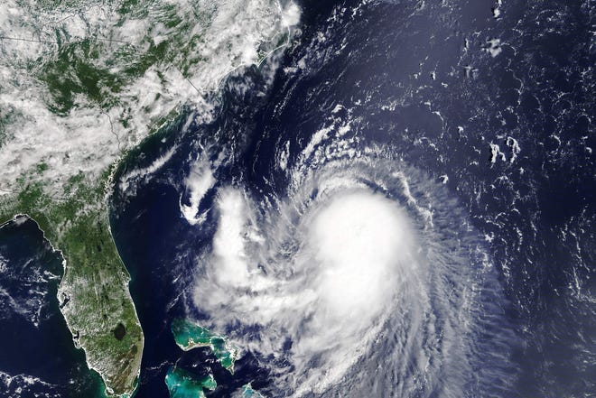 Una imagen de satélite muestra a la tormenta tropical Henri avanzando hacia la costa noreste el viernes 20 de agosto de 2021.  Se espera que Henri sea el primer huracán que azote la región de Nueva Inglaterra en décadas.