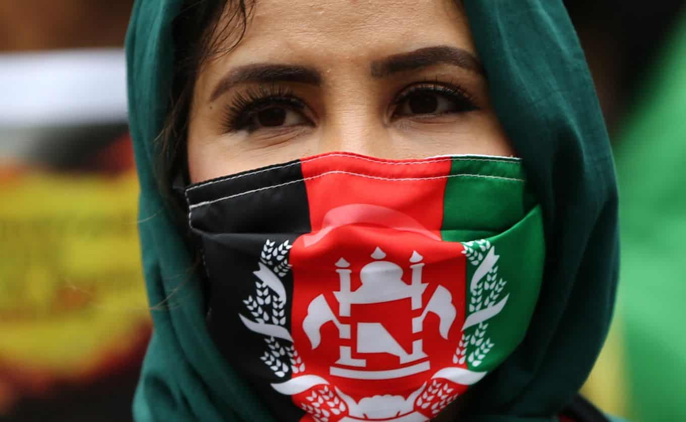 Rusos multados por protestar en apoyo de las mujeres afganas