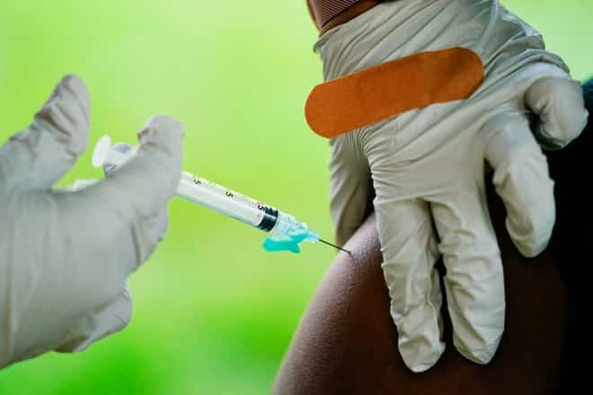 Un trabajador de la salud administra una dosis de la vacuna Pfizer COVID-19 durante una clínica de vacunación el 14 de septiembre en el Reading Area Community College en Reading, Pensilvania.