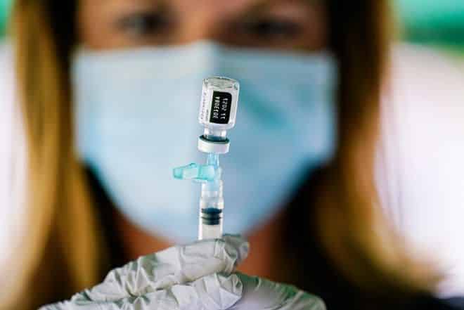 Una enfermera sostiene una jeringa de la vacuna Pfizer-BioNTech COVID-19 en una clínica de vacunación en Reading Area Community College en Pensilvania esta semana.