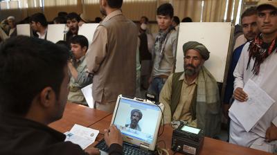Los talibanes cambian los pasaportes y las tarjetas de identificacion