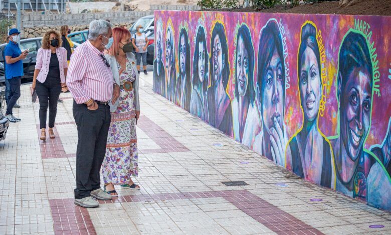 Adeje dedica un mural a 20 mujeres canarias por su mérito, su visibilidad, su coraje - Noticias de Tenerife - Web oficial