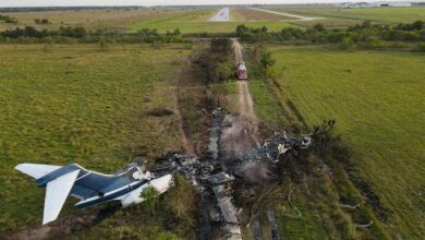 Los restos de una aeronave que se incendió poco después de un intento fallido de despegue en el Aeropuerto Ejecutivo de Houston se pueden ver el martes 19 de octubre de 2021 en Brookshire, al norte de Morton Road.  Texas.