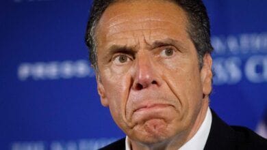 Cuomo acusado de toque violento en denuncia penal
