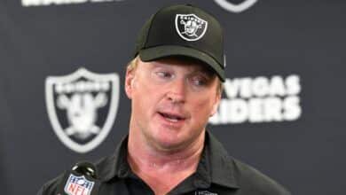 Jon Gruden renuncia como entrenador de los Raiders por correos