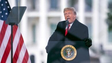 Trump presenta una demanda para bloquear la publicacion de documentos