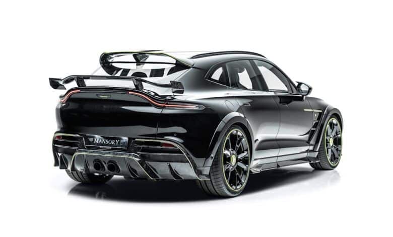 Aston Martin DBX vuela en dos alas en salvaje tratamiento