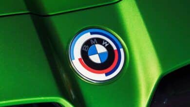 BMW recupera el logotipo clasico y los colores historicos para