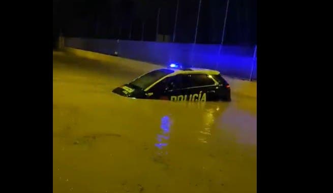 MIRAR: El coche de la policía se enfrenta a un destino acuático cuando las inundaciones repentinas azotan la región de Murcia, en el sureste de España