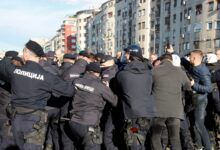 Manifestantes antigubernamentales bloquean puentes y carreteras en Serbia