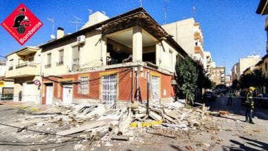 El frente del edificio se derrumbó en la carretera debajo de Almoradí