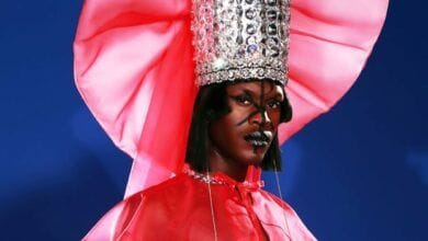 Cómo la "belleza fluida" se convierte en la corriente principal de la moda
