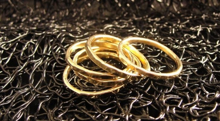 Cinco anillos de oro