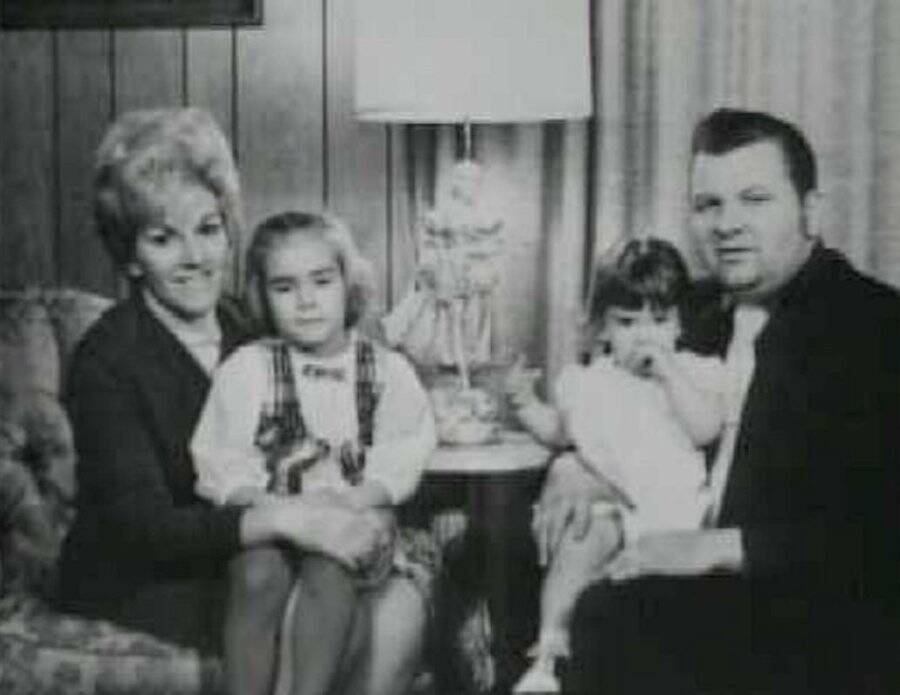 Carol Hoff con su hija y John Gacy