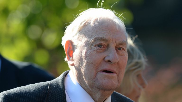 El ex jugador de cricket Rey Linworth falleció a la edad de 89 años, confirmó su ex club Yorkshire