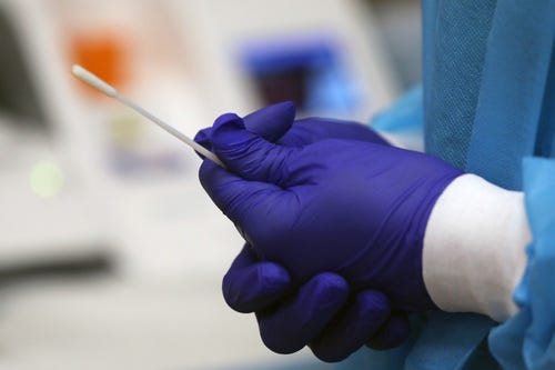 Un trabajador médico demuestra el proceso de realizar una prueba rápida de coronavirus en la nueva máquina Abbott ID Now en el ProHEALTH Center en Brooklyn, Nueva York, el 27 de agosto de 2020.