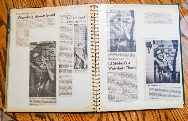 En su casa en Indianápolis, el miércoles 5 de enero de 2022, un artículo y una foto del graduado de IU, Dave Hoffman, muestran su intento de romper el récord mundial Guinness por la ducha más larga. Hoffman logró establecer el récord mundial Guinness por el tiempo de ducha más largo el 27 de enero de 1972, con 174 horas en su dormitorio en IU.