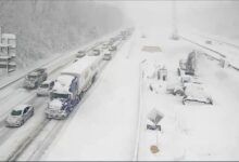 La carretera interestatal 95 en dirección norte y sur cerca de Fredericksburg, Virginia, se cerró el 3 de enero debido a la nieve y el hielo.