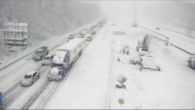 Alerta de tormenta invernal prepara la Costa Este para posible ciclón bomba 6 La carretera interestatal 95 en dirección norte y sur cerca de Fredericksburg, Virginia, se cerró el 3 de enero debido a la nieve y el hielo.