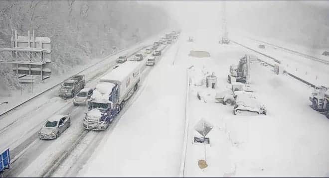 La carretera interestatal 95 en dirección norte y sur cerca de Fredericksburg, Virginia, se cerró el 3 de enero debido a la nieve y el hielo.