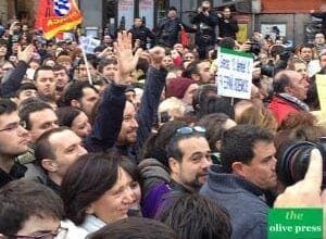 PODEMOS: Pablo Iglesias saludó al público con los puños cerrados. Copyright: www.theolivepress.es