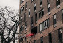 Las ventanas exteriores y los ladrillos carbonizados dejaron marcas en un edificio residencial de 19 pisos luego de un incendio en el distrito del Bronx de la ciudad de Nueva York el domingo por la mañana.