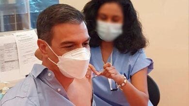El presidente del Gobierno español, Pedro Sánchez, recibe un impulso mientras se insta a la gente a mantenerse al día con el COVID-19 1 El presidente del Gobierno espanol Pedro Sanchez recibe un impulso