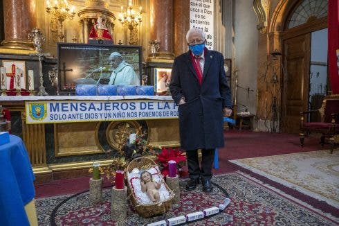 Padre de Ángeles regala 60 smartphones a sin recursos en Madrid