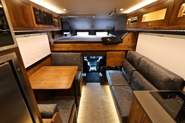 Jason Mamoa se ve SUCIO y vive en una camioneta. . . Tras la separación de Lisa Bonet!! (FOTOS) 2 172 Frente Camper Redimensionado 1200x800
