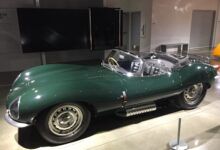 Jay Leno muestra una hermosa replica del Steve McQueen Jaguar