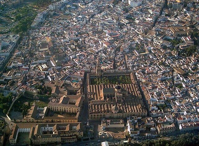 La Mequita de Córdoba: Impresionante vista aérea de la Gran Mezquita de Córdoba.