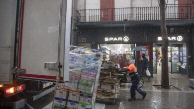 Los camioneros espanoles cancelan la huelga navidena pero los concesionarios