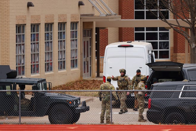 Los equipos SWAT se despliegan el 15 de enero de 2022 cerca de la sinagoga Beth Israel en Colleyville, Texas, a unas 25 millas (40 kilómetros) al oeste de Dallas.