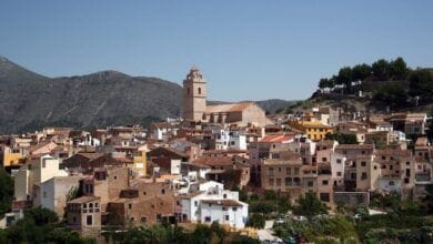 Un niño se resfría cuando un maestro en la región de la Costa Blanca de España contrae COVID-19