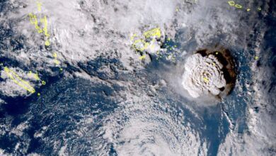 Volcan entra en erupcion cerca del Pacifico Tonga en la