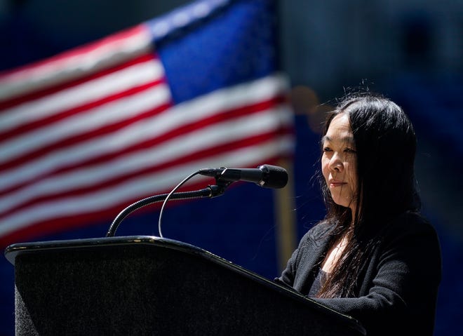 El 1 de mayo, Erika Moritsugu, enlace sénior de asiáticos americanos e isleños del Pacífico (AAPI), leyó una declaración del presidente Joe Biden a miembros de la comunidad sij en el Lucas Oil Stadium en el centro de Indianápolis.