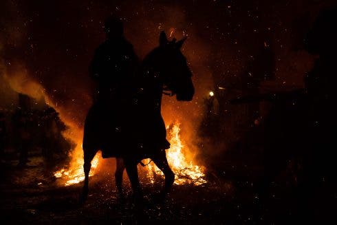 Caballos saltan a través de hogueras de 'purificación' durante la ceremonia de Las Luminarias en España 2 España Fiesta de las Hogueras de San Antonio 2022
