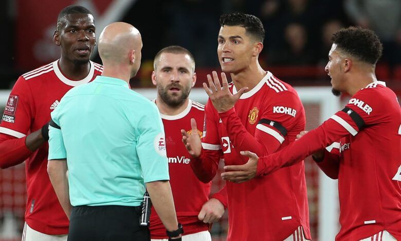 Paul Pogba, Cristiano Ronaldo and Jadon Sancho of Manchester United complain to Referee Anthony Taylor