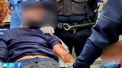 La Policía de Granada detiene a un hombre tras automutilarse con un cuchillo de grandes dimensiones
