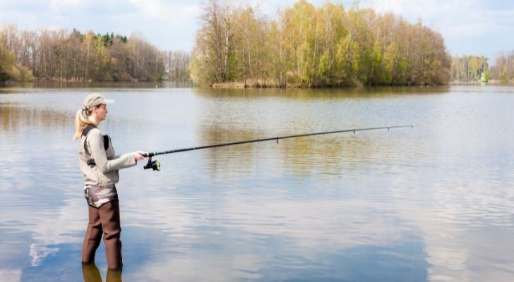 Una mujer pescando, pero no el domingo.