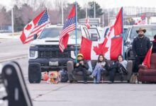 1644550873 Las protestas de los camioneros canadienses obligan a GM y